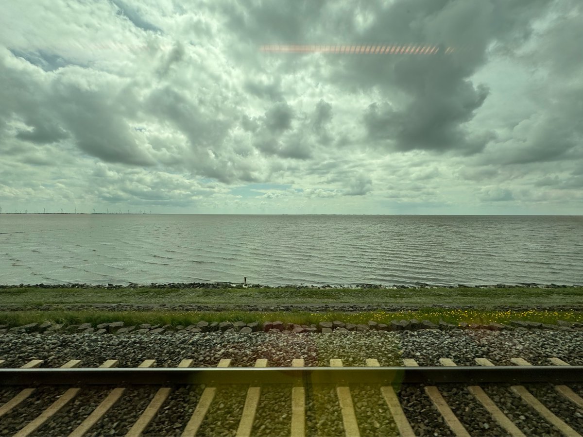 Train traversant la chaussée vers Sylt, Allemagne