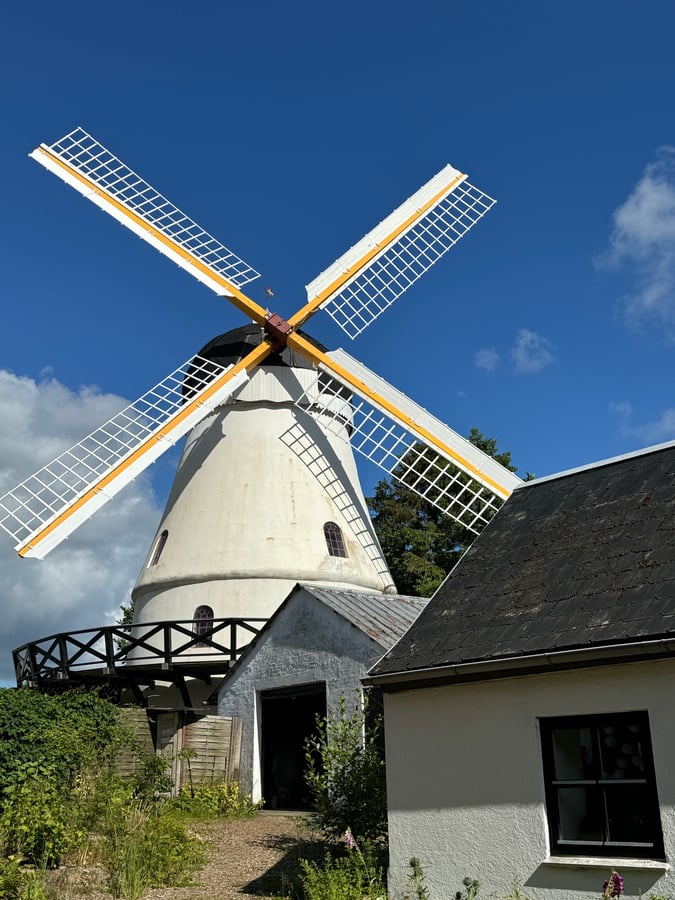 Magnifique vieux moulin à vent sur Fyn, Danemark