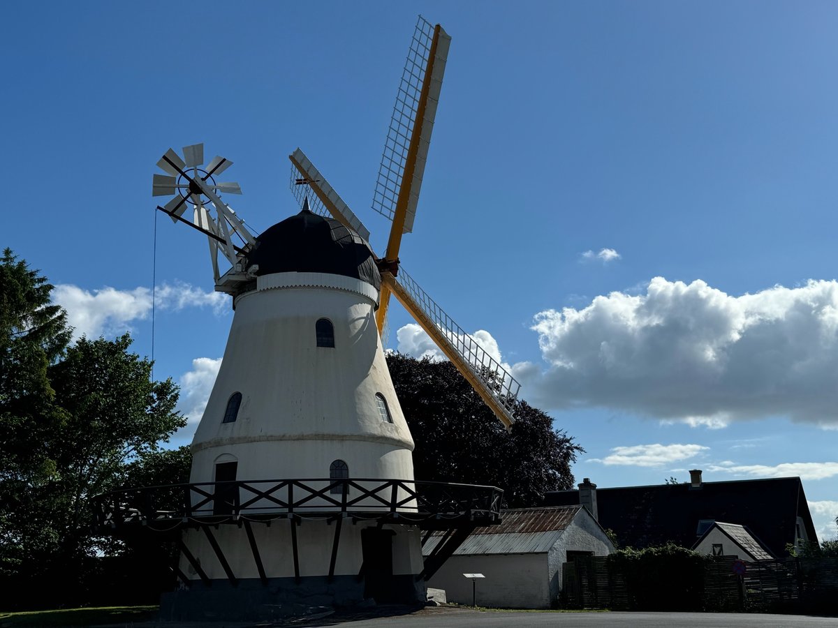 Magnifique vieux moulin à vent sur Fyn, Danemark