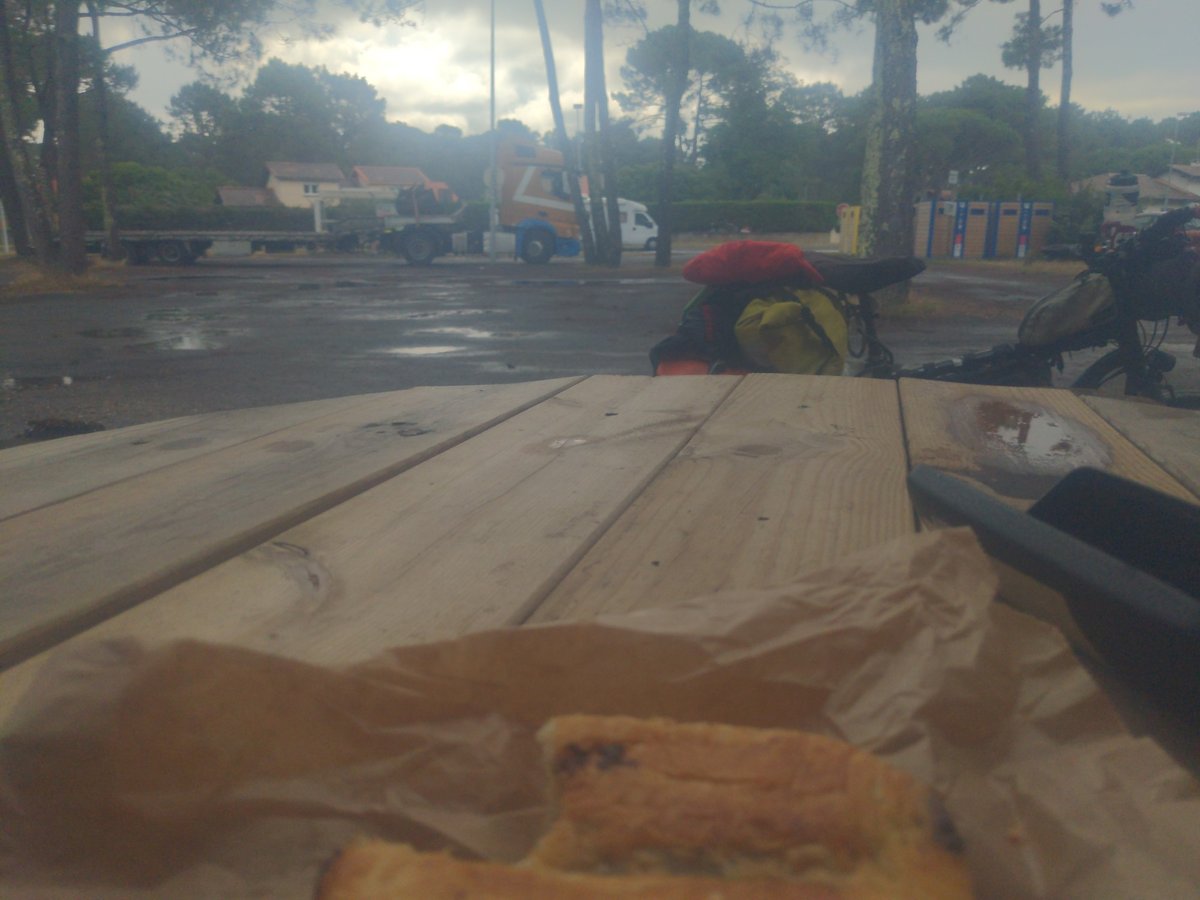 Snack While Raining!, France