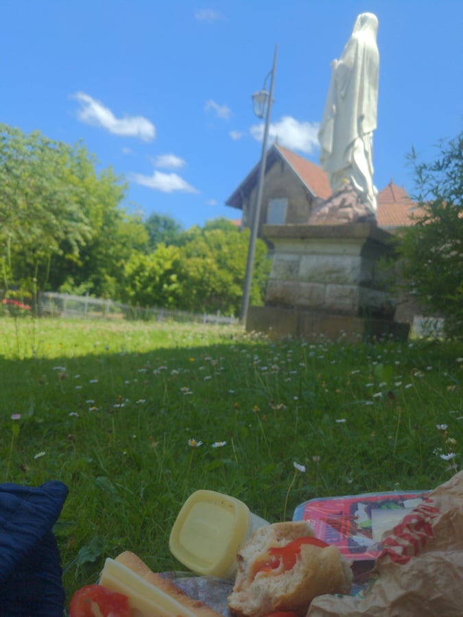Mittagessen… im Schatten einer Kirche, Frankreich