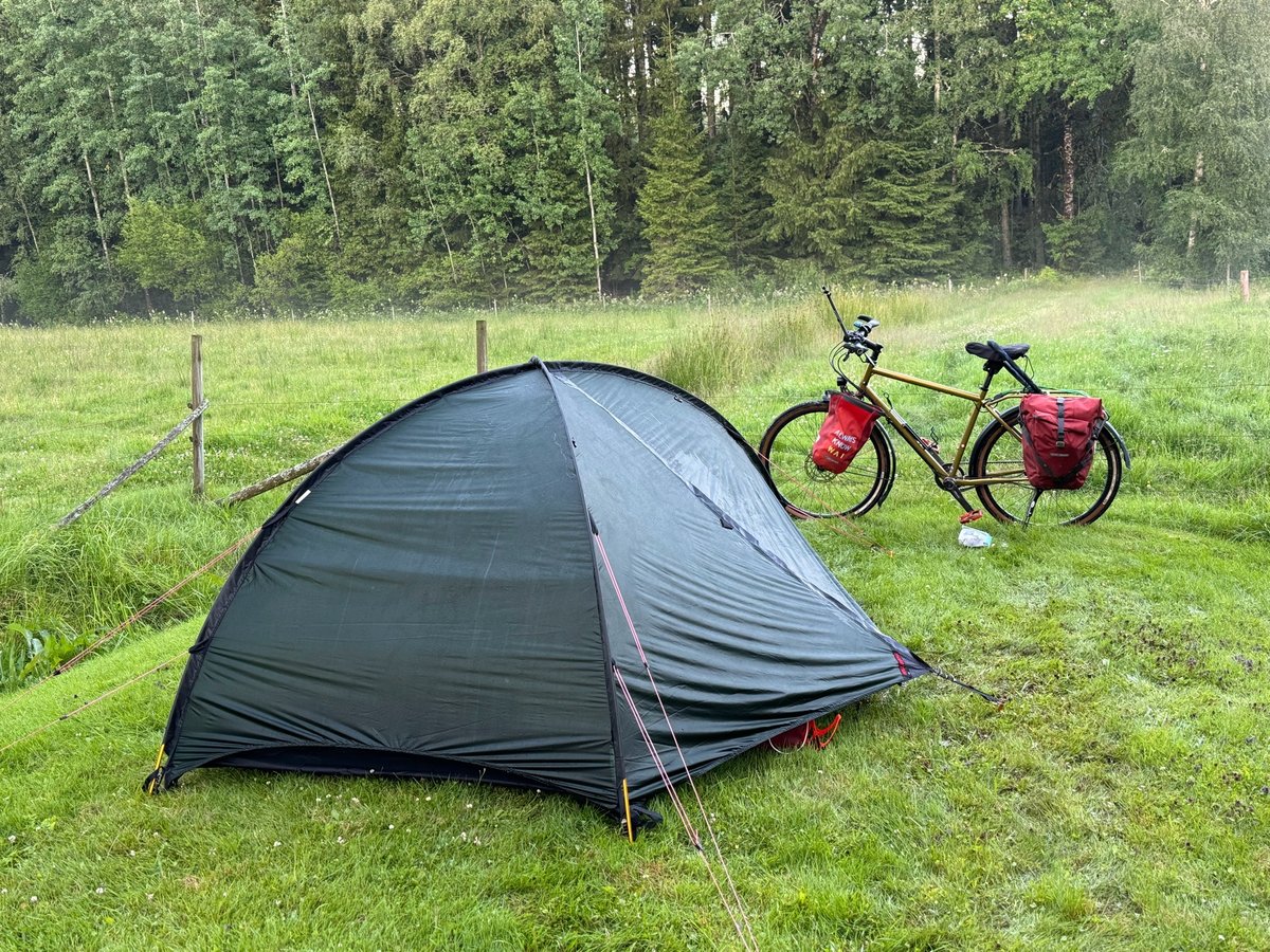 Reifenpanne und Übernachtungscamp, Schweden