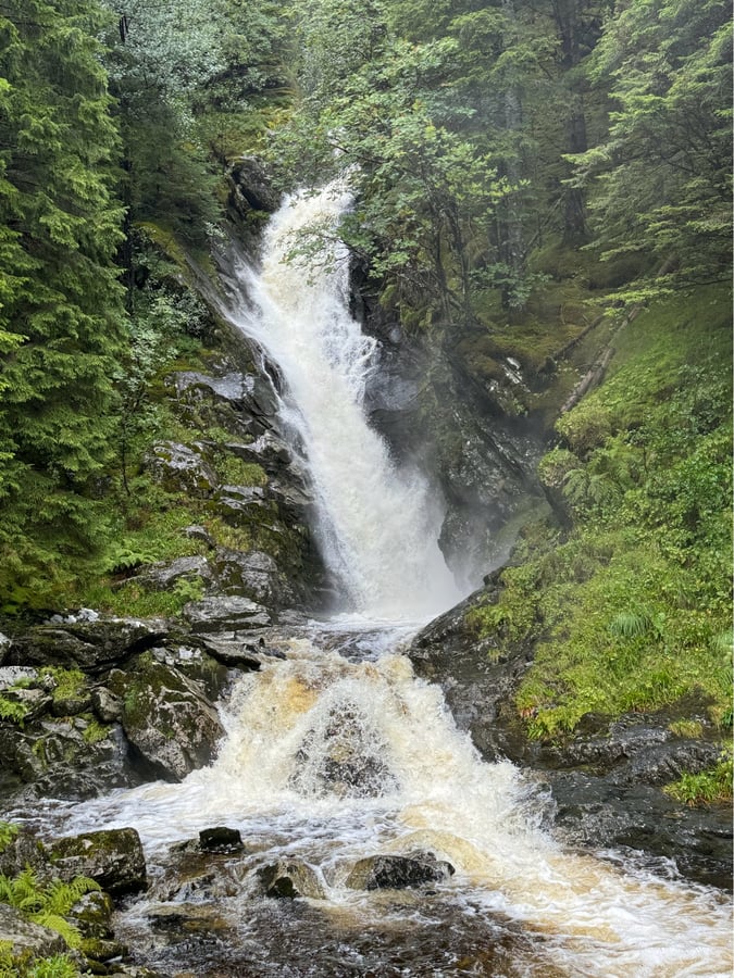 Askvoll bajo la lluvia, Noruega