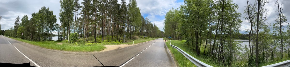 Un lago diferente a cada lado de la carretera, Letonia