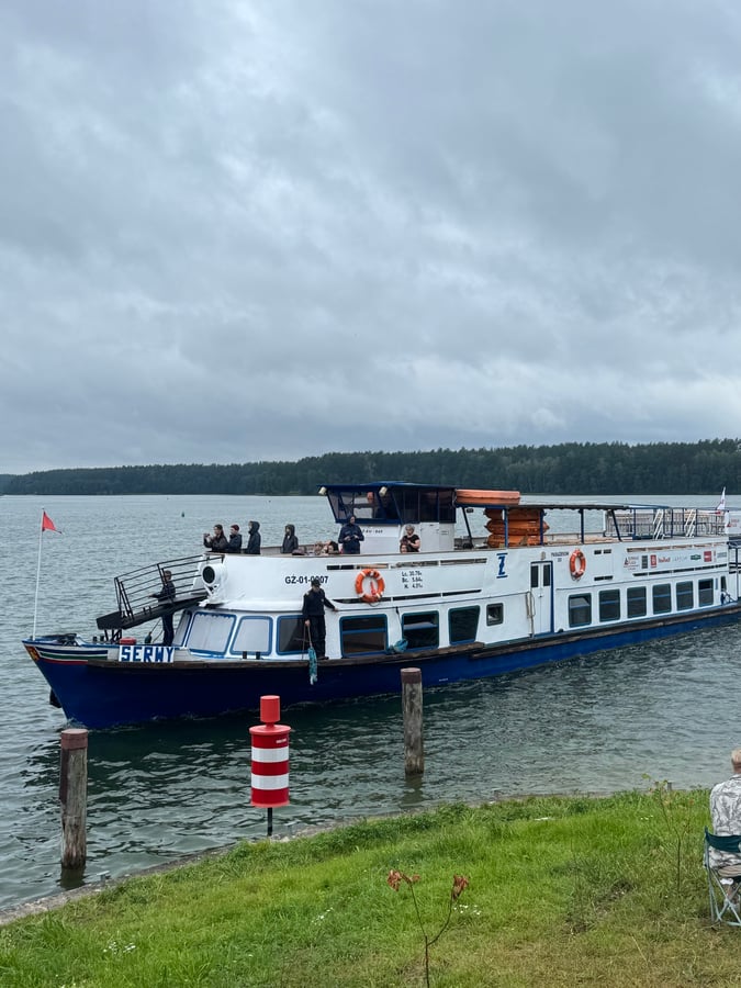 El barco entra en el canal hacia el próximo lago., Polonia