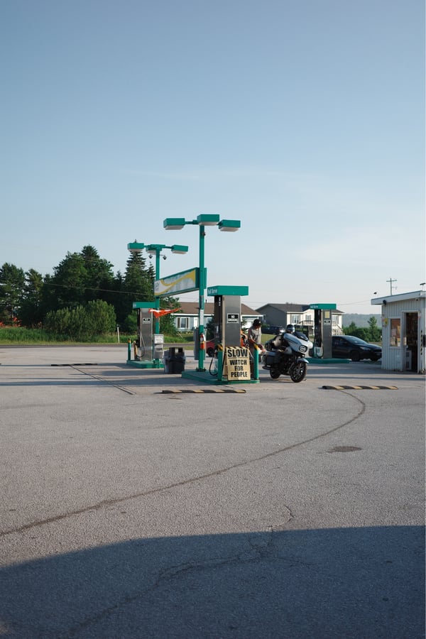 Gasolinera en la hora dorada, Canadá
