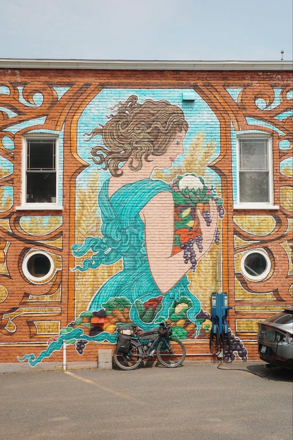 Mural e iglesia, Canadá