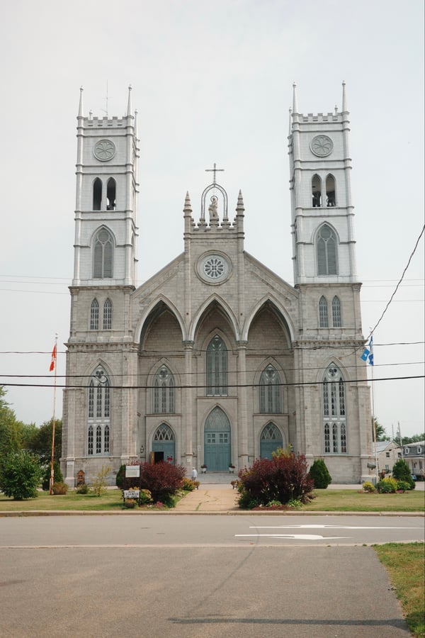 Mural e iglesia, Canadá