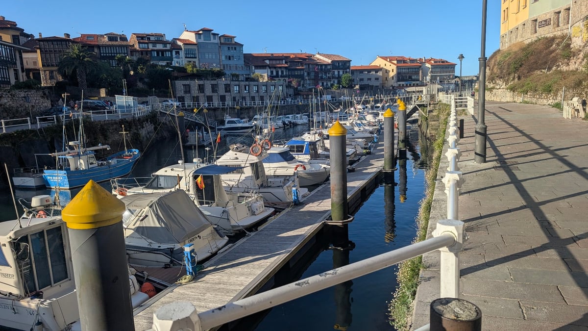 Puerto deportivo de Llanes, España