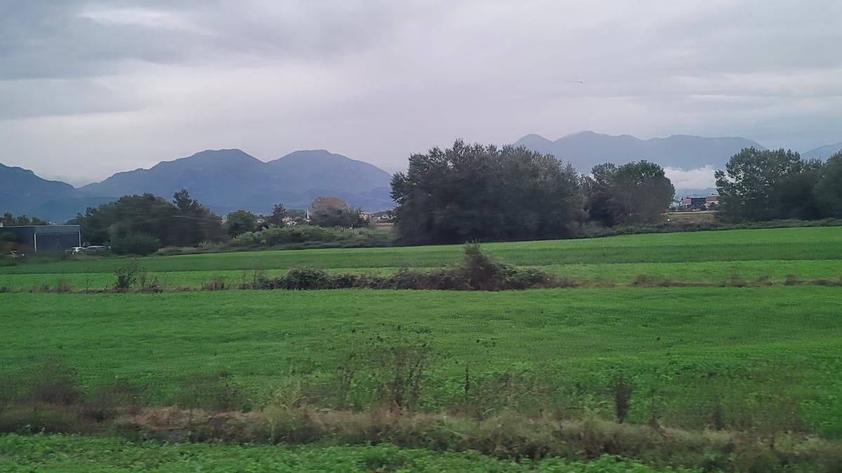 Salir de Tirana, Albania