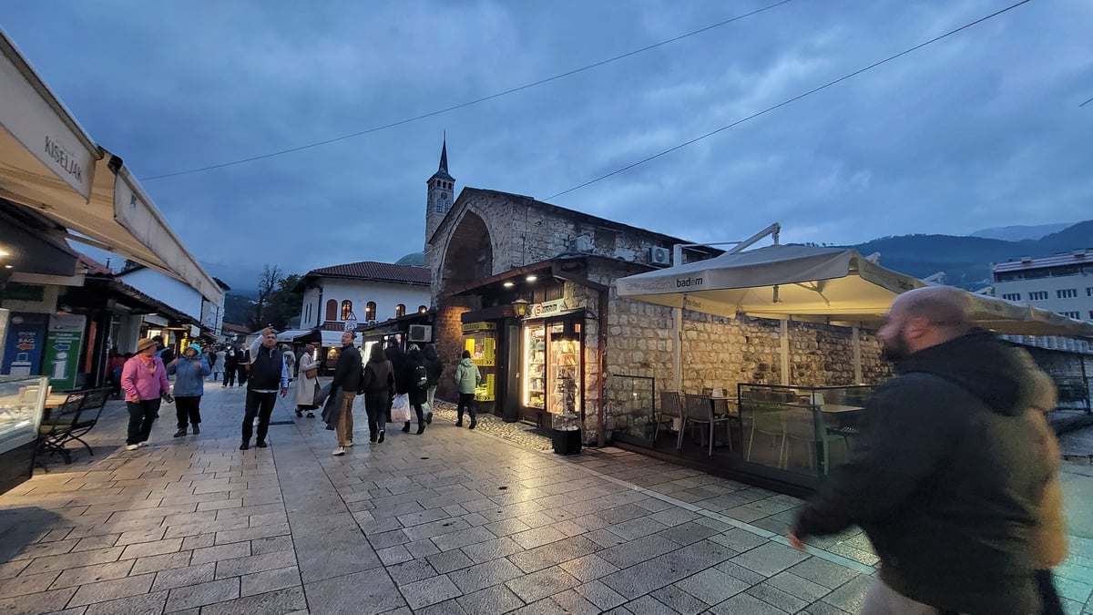 Vista notturna della città vecchia di Sarajevo, Bosnia ed Erzegovina