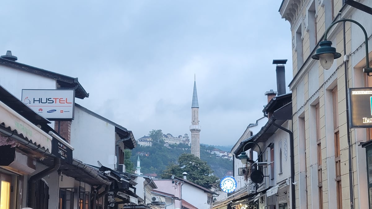 Vista notturna della città vecchia di Sarajevo, Bosnia ed Erzegovina