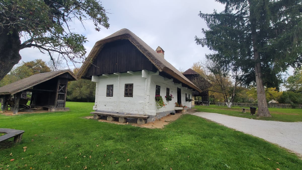 Gruppi di case tradizionali del villaggio, Croazia