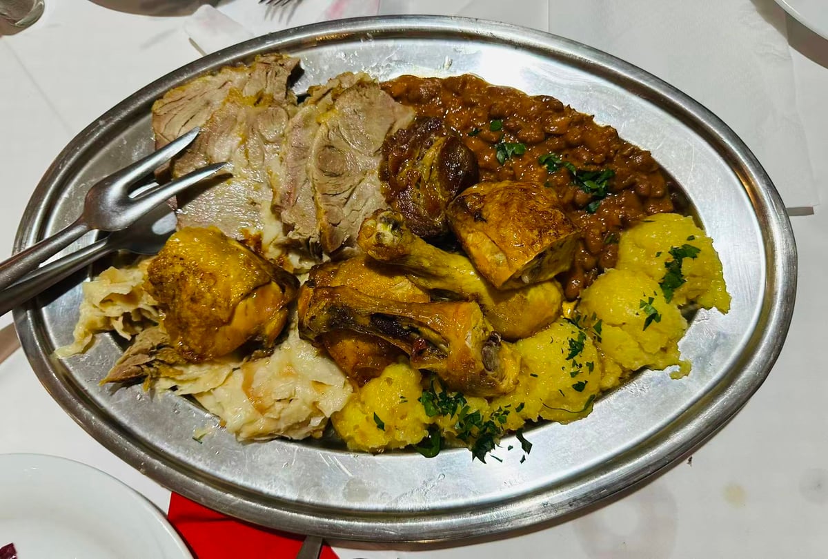 Genießen Sie authentische regionale Spezialitäten im Hofrestaurant., Kroatien