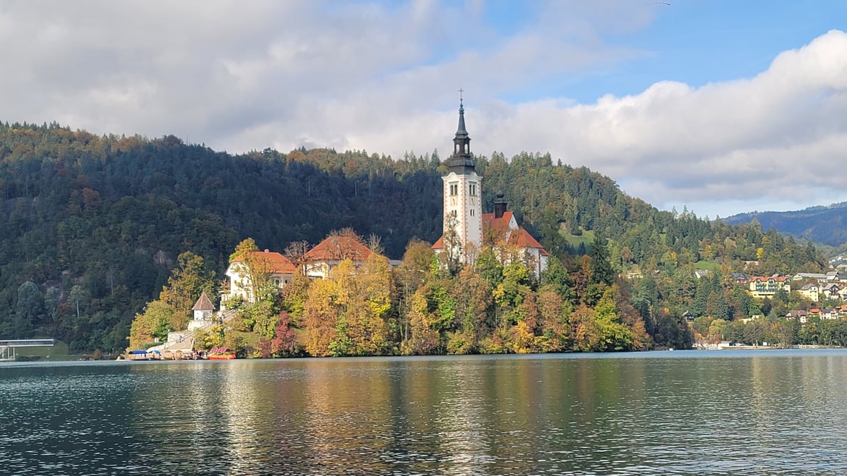L'église Notre-Dame de l'Assomption sur la petite île au milieu du lac, Slovénie