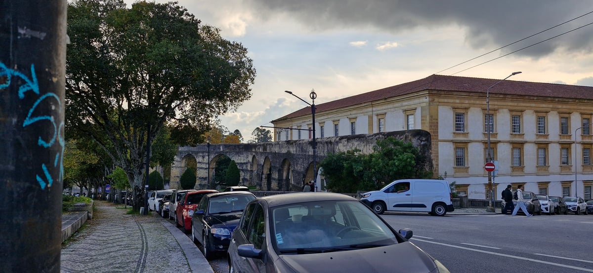 Nouvelle cathédrale et aqueduc, Portugal