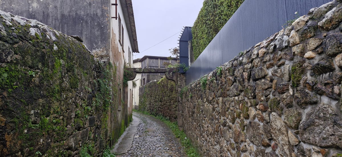 Architrave sopra il sentiero, Portogallo