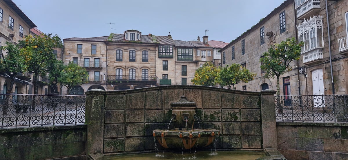 Wasserbrunnen und Platz, Spanien