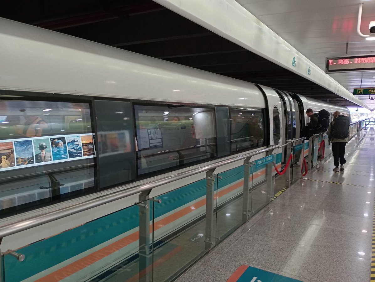 ¡Tren de levitación magnética!, China
