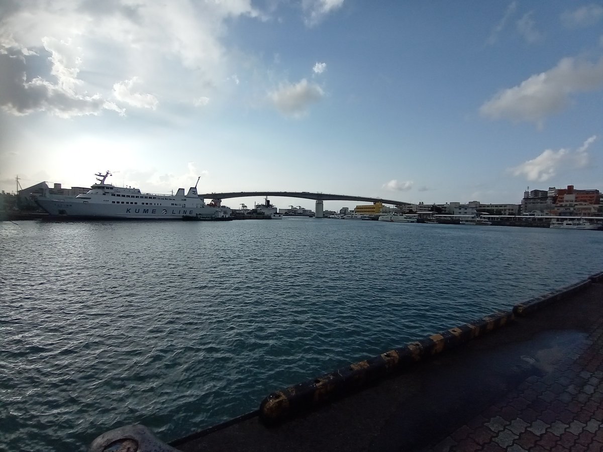 Puerto junto a nuestro albergue, Japón