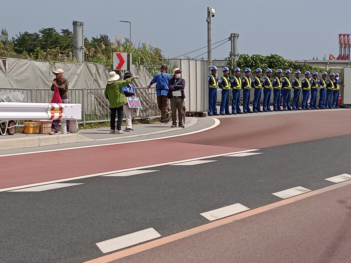 Fuera de una base estadounidense, Japón