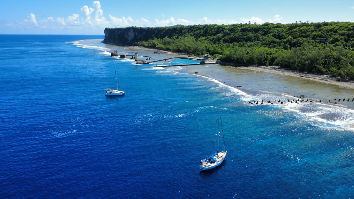 Sailing Makatea - Caves & freediving