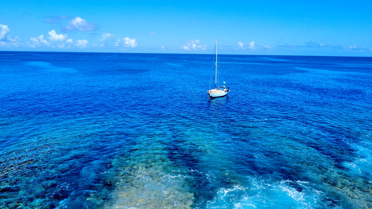 Sailing Makatea - Caves & freediving