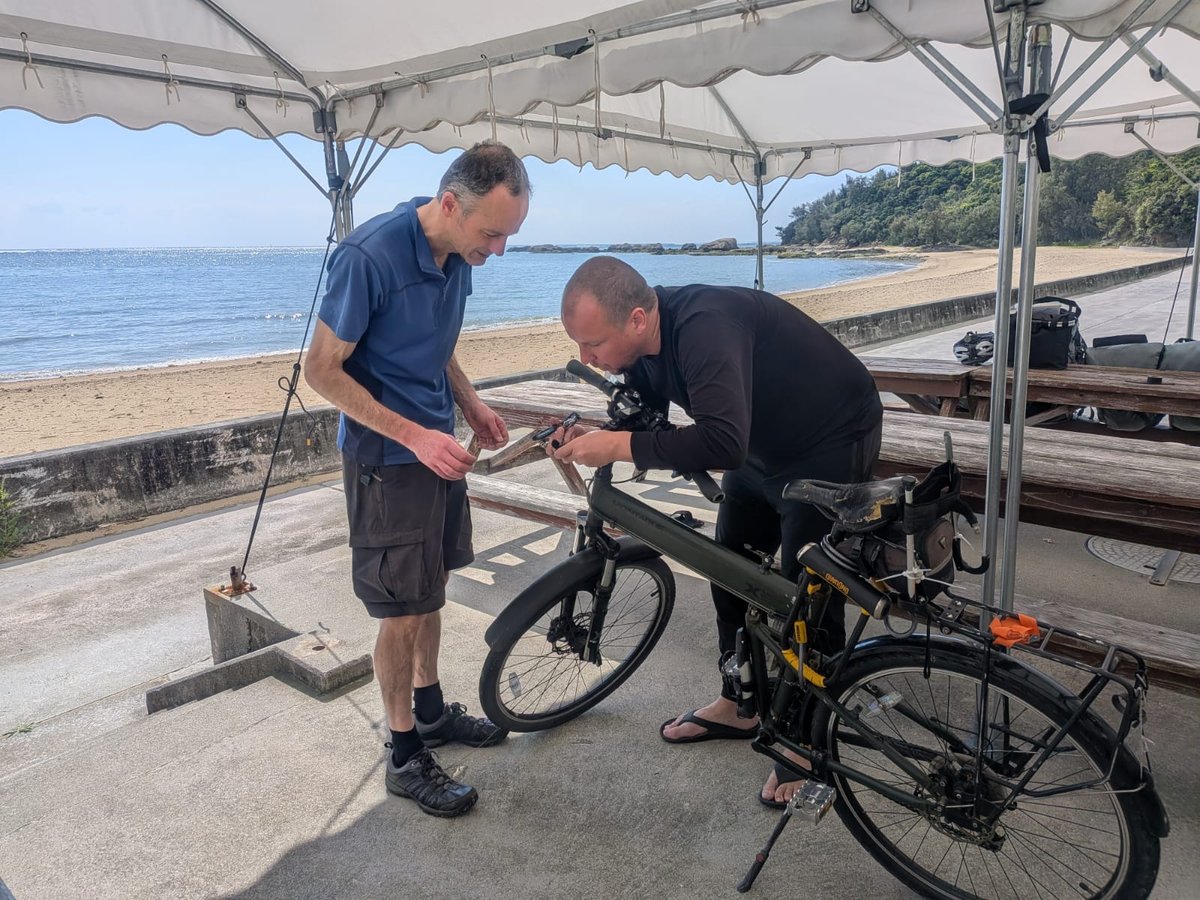 Scott a aidé à réparer un câble de dérailleur cassé., Japon