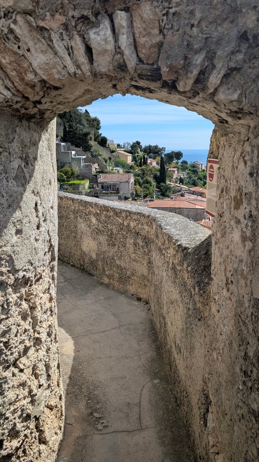 Chin, France