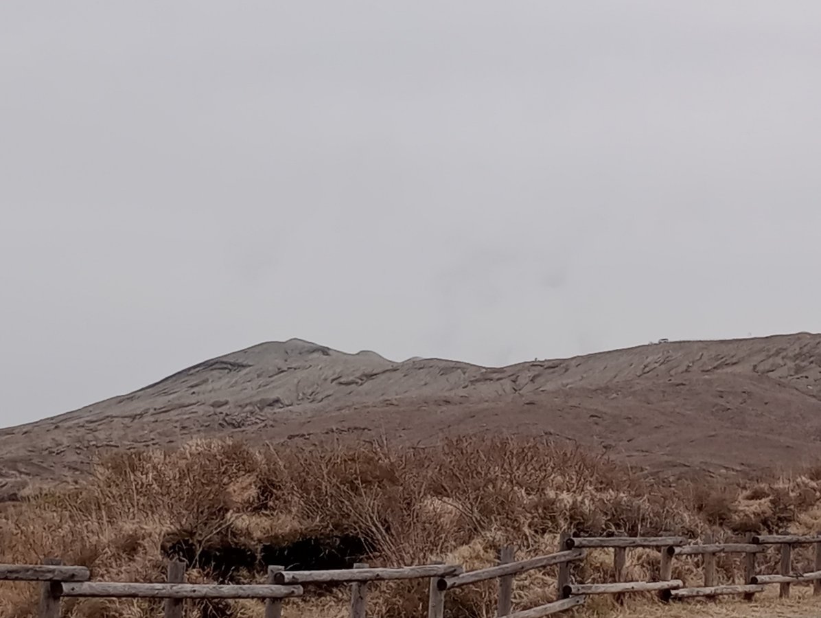 Ooo, il lago del cratere fumante e sembra aperto, Giappone