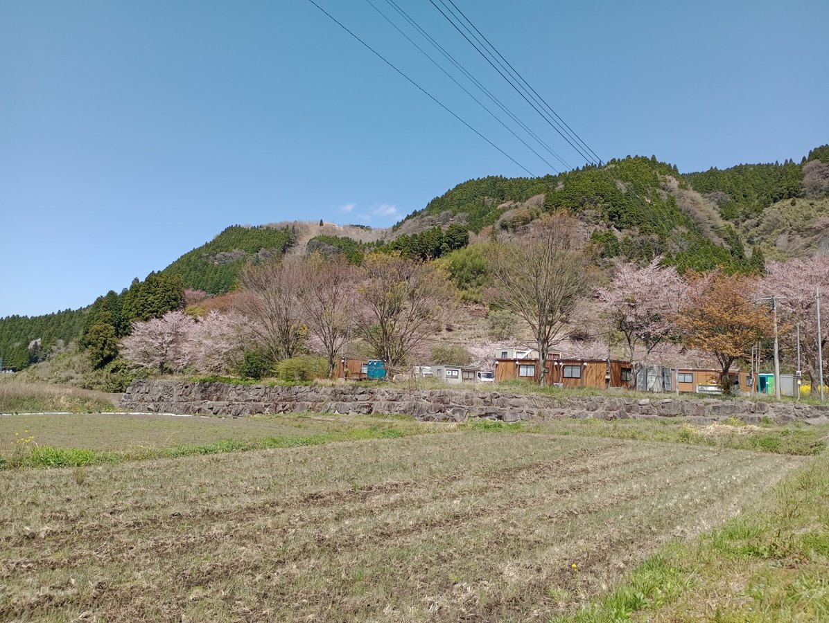 Début d'une longue ascension hors du cratère Aso, Japon
