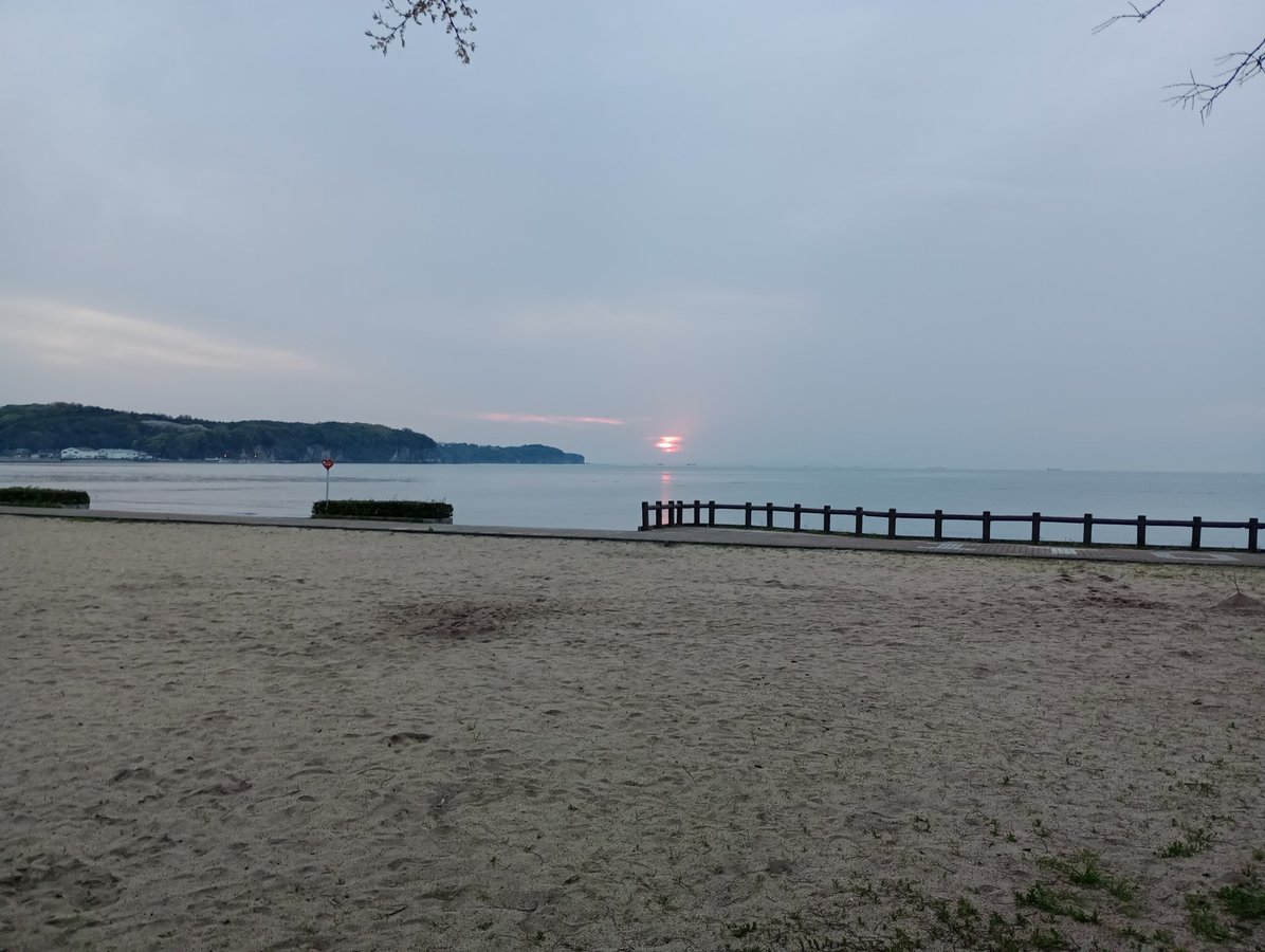 Sonnenaufgang & Schrein auf dem Campingplatz, Japan