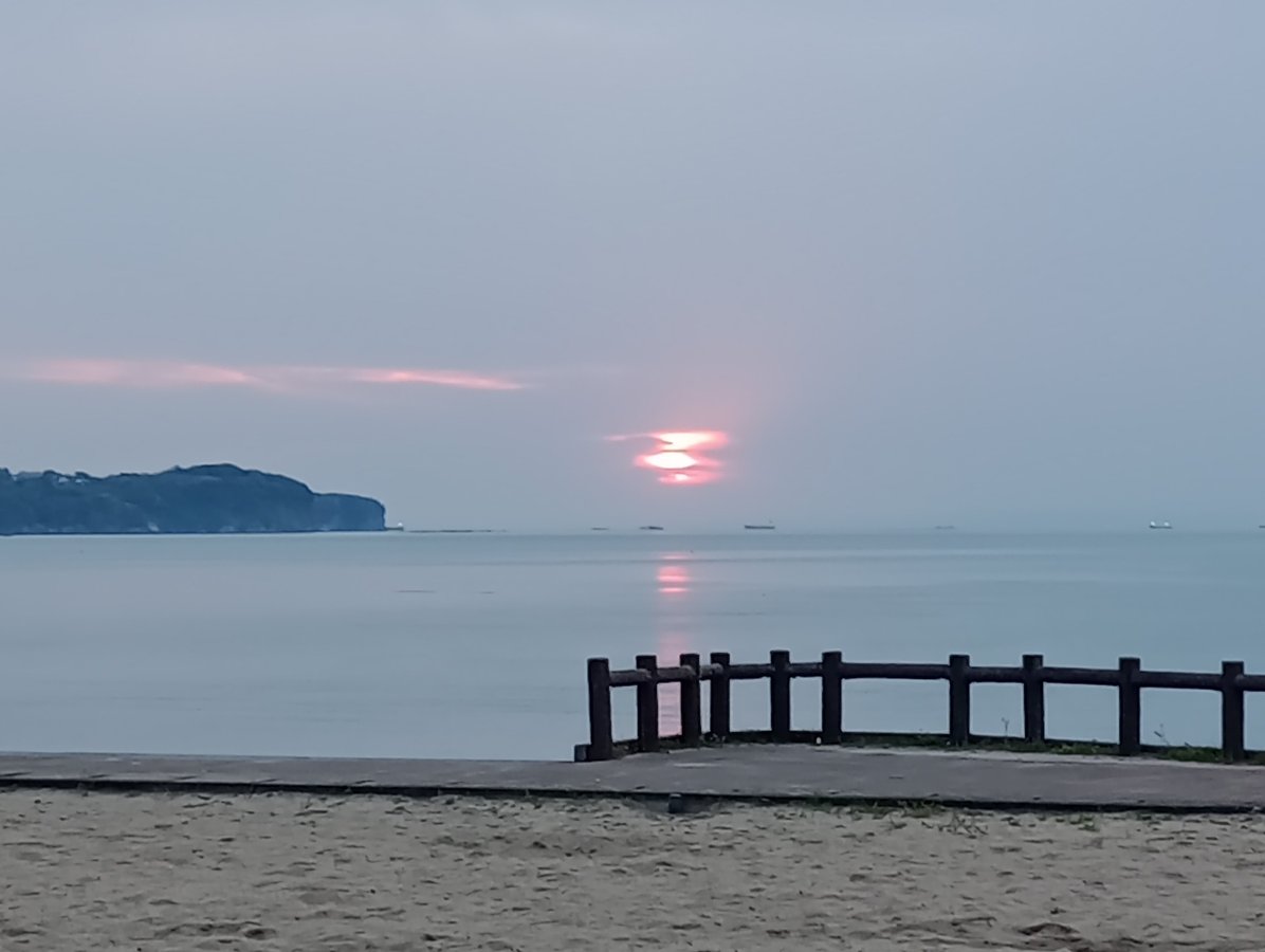 Sonnenaufgang & Schrein auf dem Campingplatz, Japan