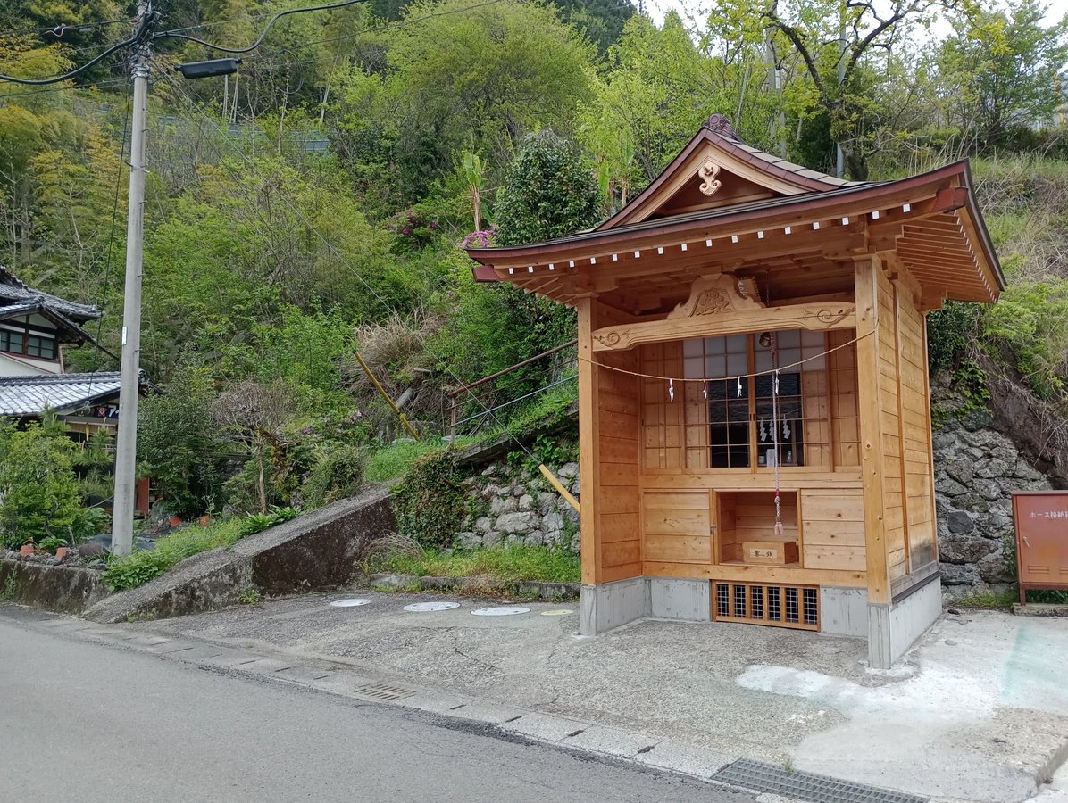 Nuevo santuario al borde de la carretera, Japón