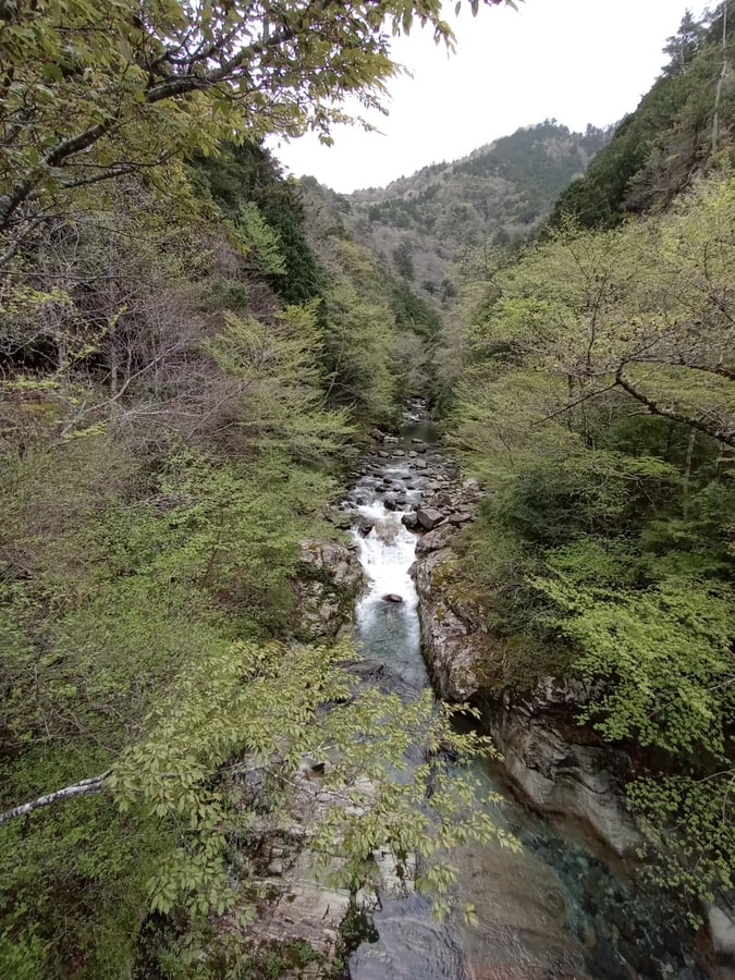 Fluss neben dem Campingplatz, Japan