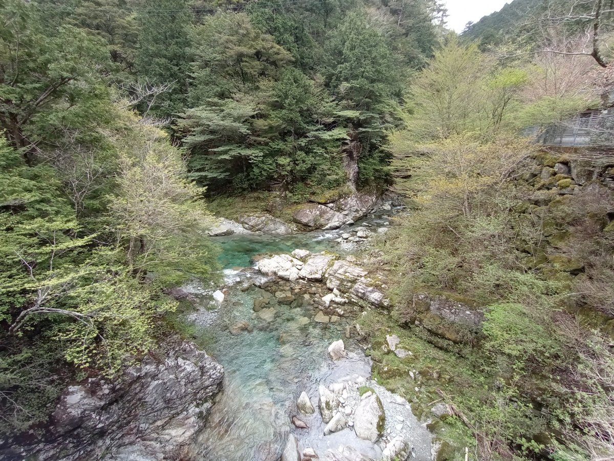 Fluss neben dem Campingplatz, Japan