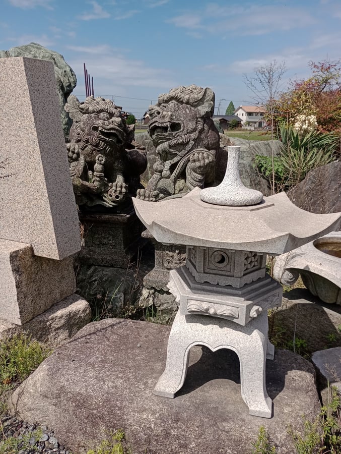 Hier gibt es so viele Steinmetze!, Japan