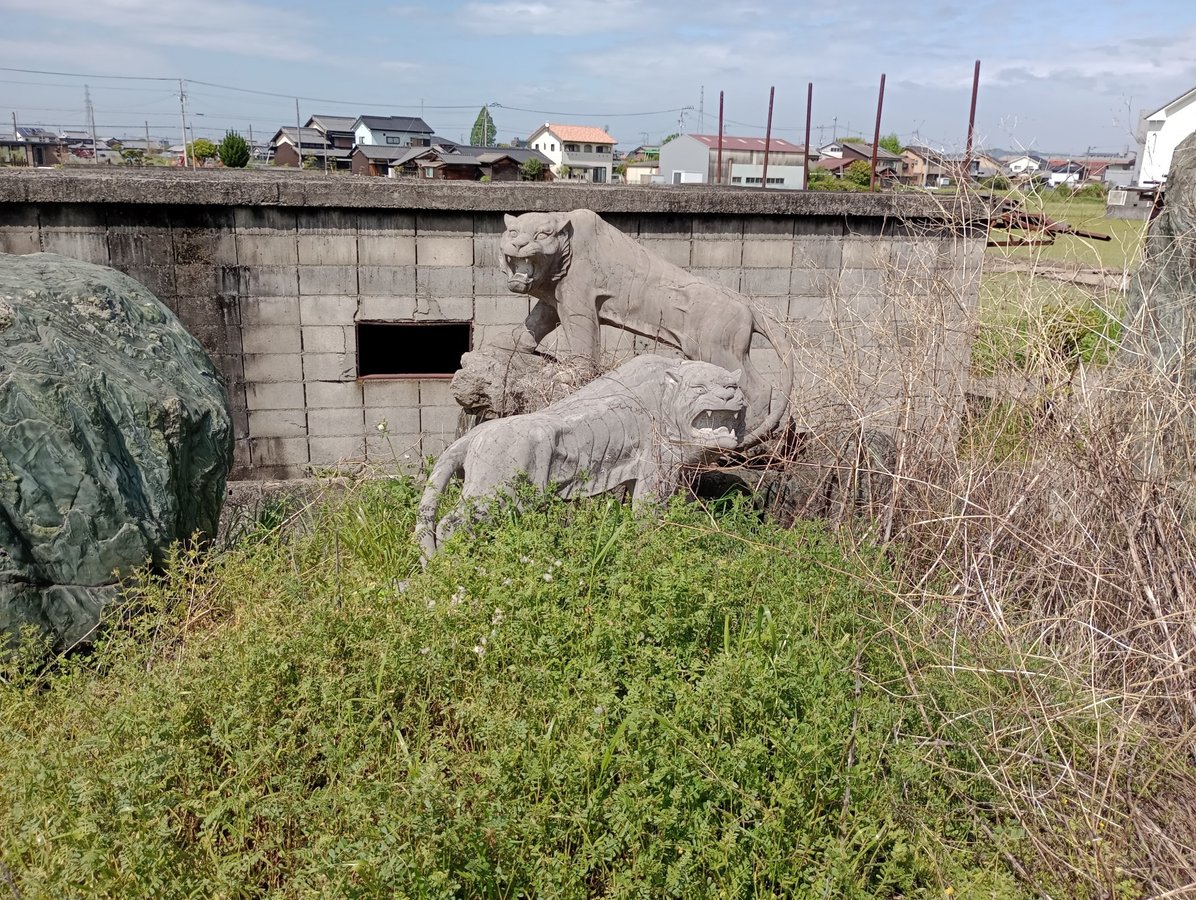 Hier gibt es so viele Steinmetze!, Japan