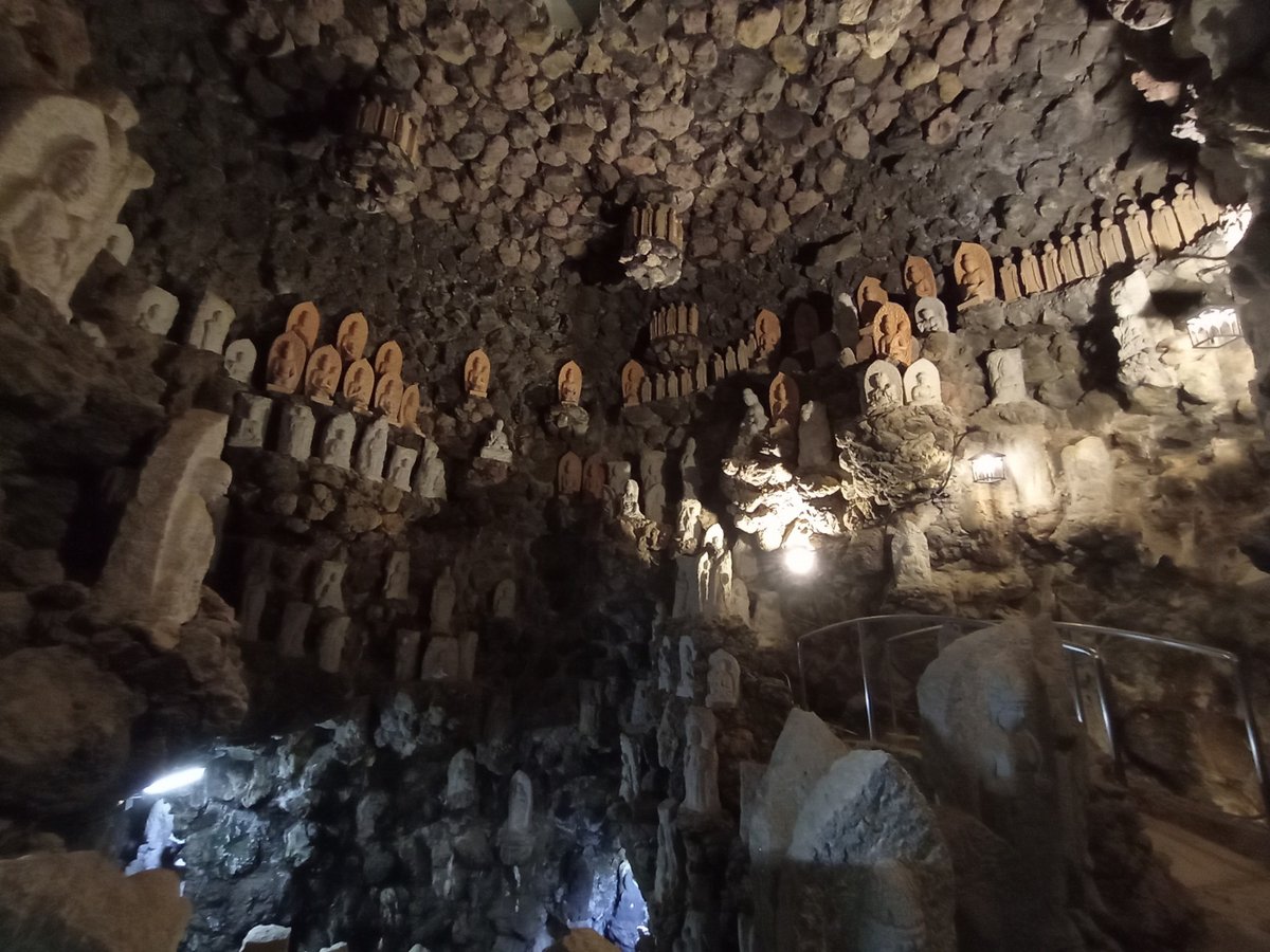 Wow, impressive cave!, Japan