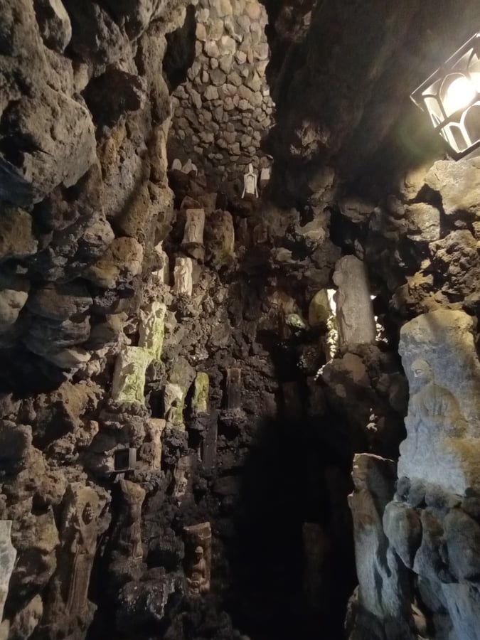 Wow, impressive cave!, Japan