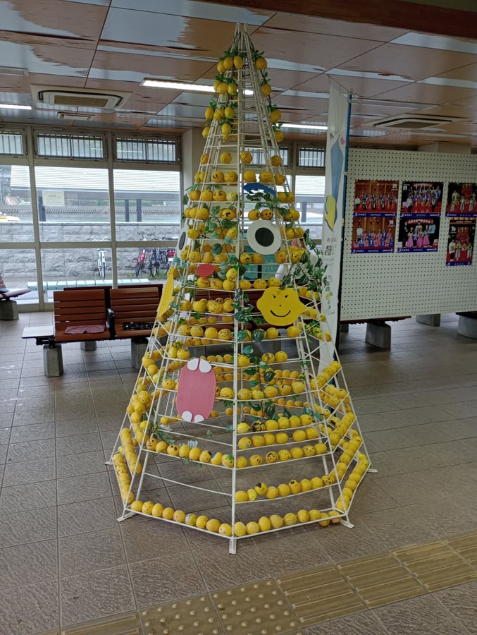 Zitronenpyramide im Fährterminal, Japan
