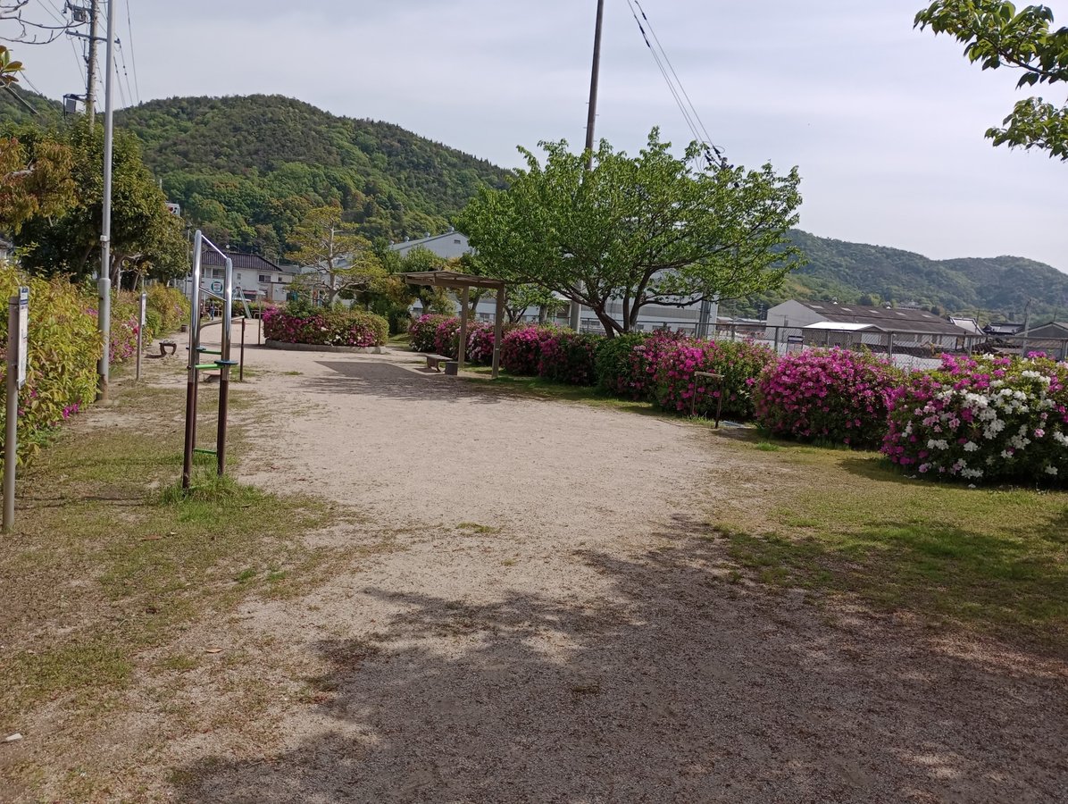 Ein schöner, blumenreicher Park bietet sich für ein Frühstück an., Japan