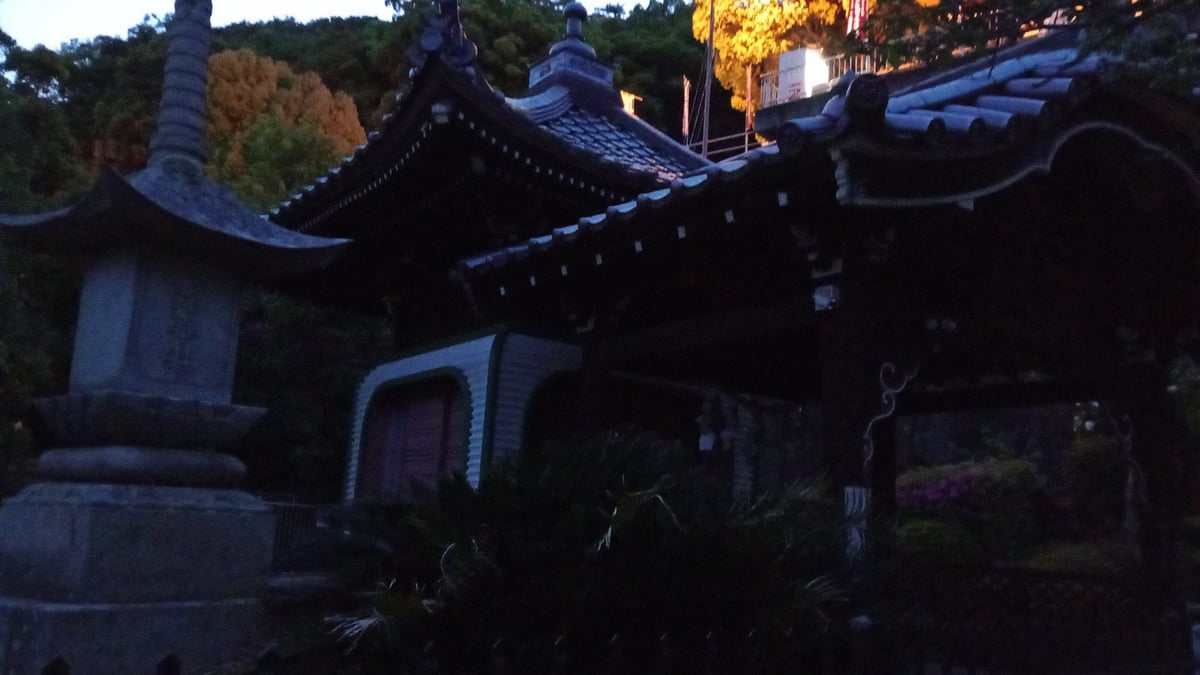 Senkoji-Tempel in der Abenddämmerung, Japan