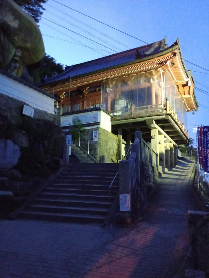 Senkoji-Tempel in der Abenddämmerung, Japan