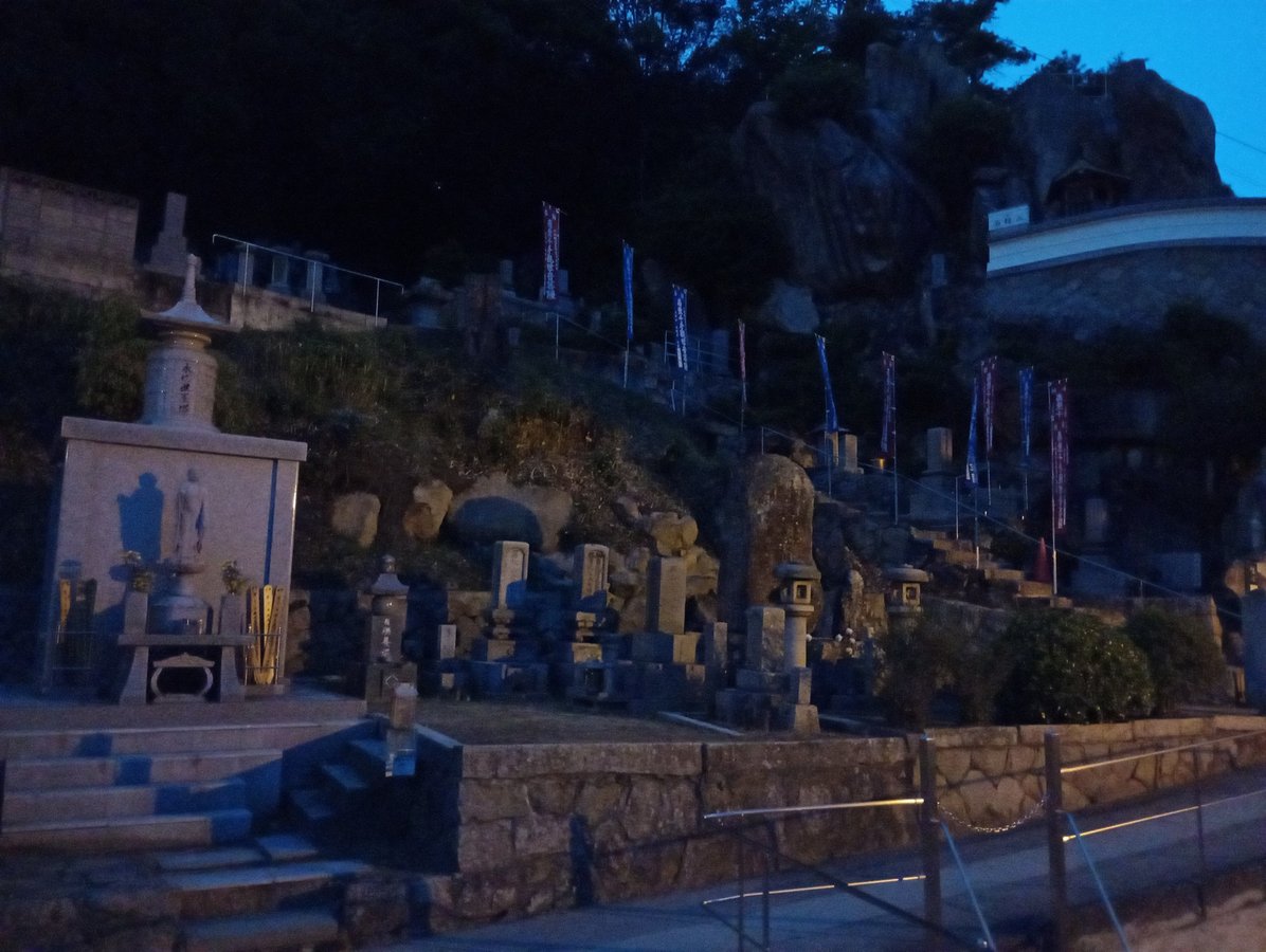 El templo Senkoji al anochecer., Japón