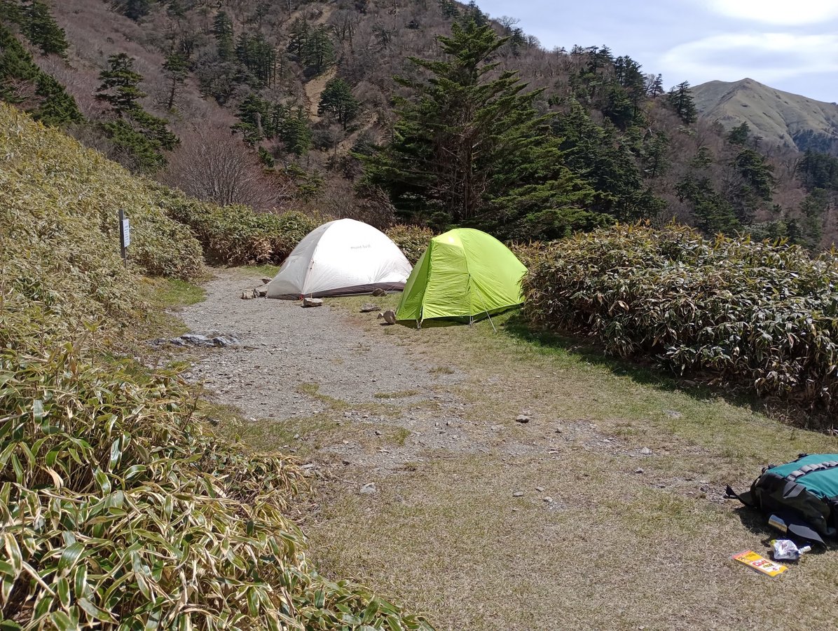 Kleiner, kostenloser Campingplatz an der Bergstation des Lifts, Japan