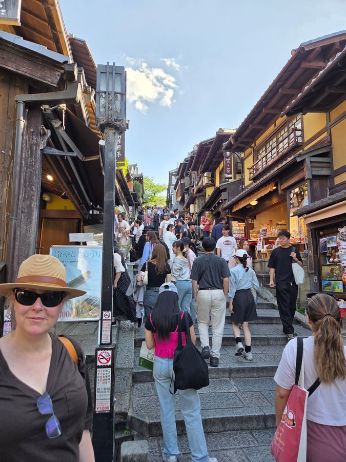 Pasea por el distrito de Gion., Japón