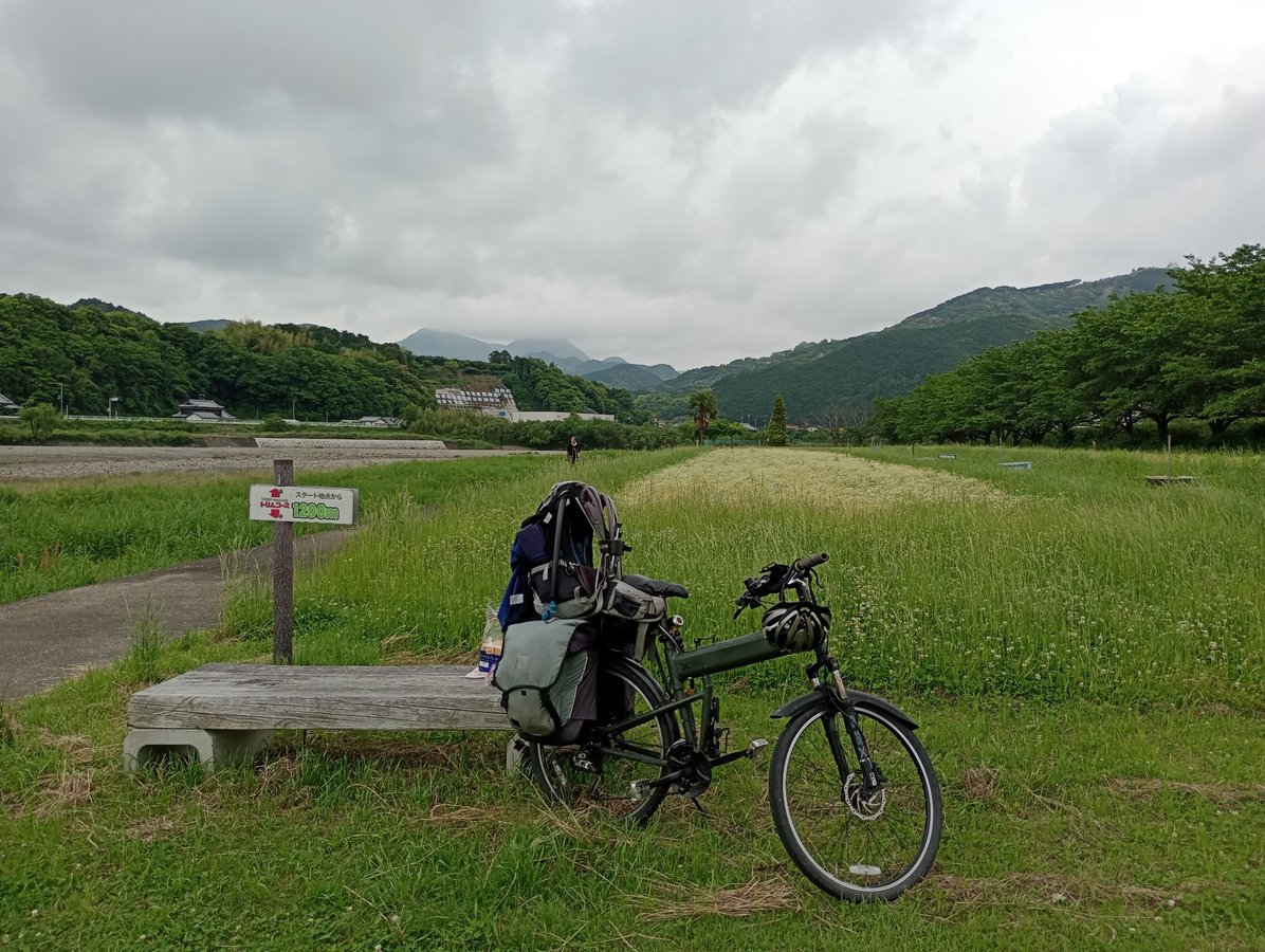 Lugar para almorzar: un banco junto al río., Japón