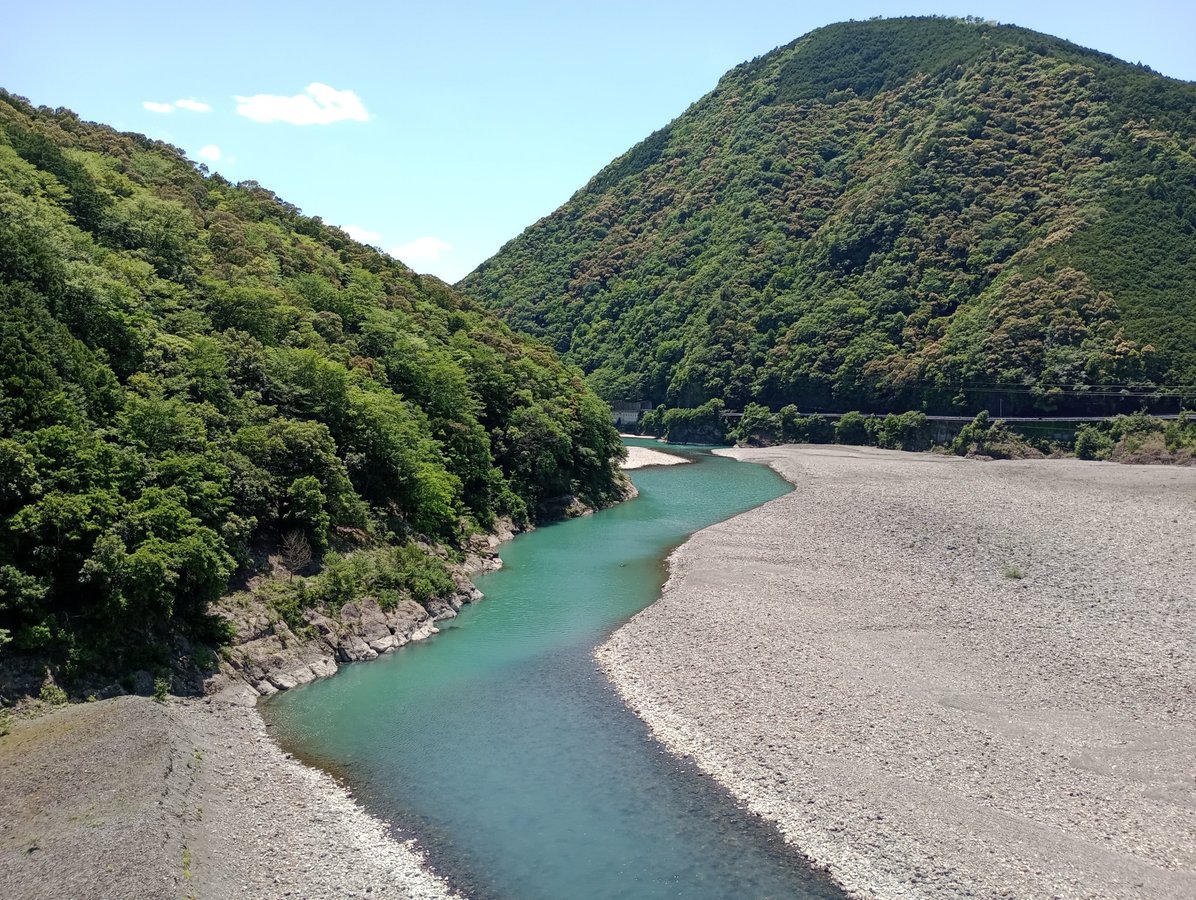 Apparaissant et disparaissant des tunnels..., Japon