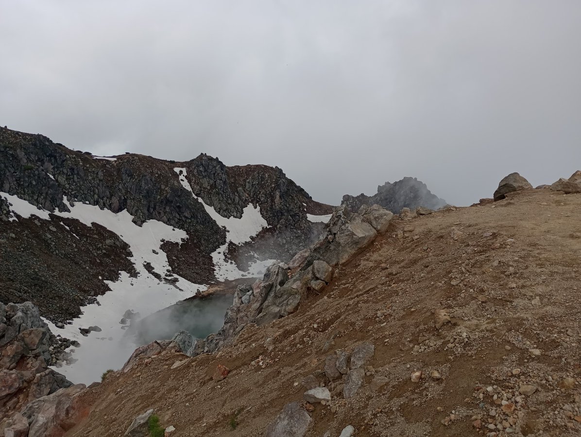 Am Nordgipfel des Mount Yakedake, Japan